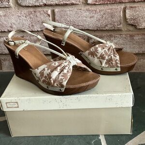 Arizona ivory/brown floral tapestry wedge platform heels size 8.5.